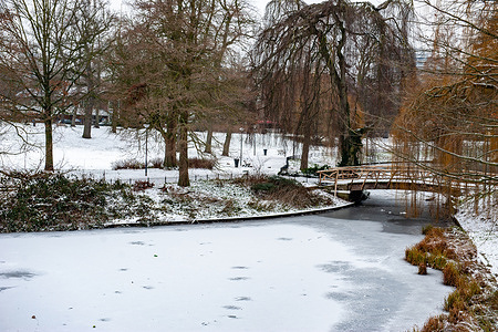 A lake in a park is almost entirely frozen. Severe cold held much of the Netherlands in its grip last night when the temperatures dropped to minus 11.5 degrees in some parts of the country, making Sunday dawn with frost and ice. The Royal Netherlands Meteorological Institute (KNMI) has issued a code orange warning for almost the entire country tonight due to black ice and slippery conditions.