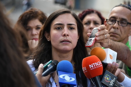 Patricia Ceballos, wife of political prisoner Daniel Ceballos, gave statement to the media. Relatives of political prisoners held at the headquarters of the Bolivarian National Intelligence Service (Sebin) in El Helicoide, denounced an irregular situation where common prisoners generated a riot demanding transfer to other prisons. In the middle of the mutiny, the political prisoner, Gregory Sanabria, was beaten when he tried to calm the situation. Daniel Ceballos wife, Patricia Ceballos, denounced that her husband is at risk with the common prisoners who demand the transfer to other prisons. Ceballos and other political prisoners are in the middle of the mutiny caused by common prisoners.