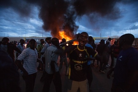 Hundreds of protesters seen starting a fire by burning tyres.
After the IEBC announced the new president elect of Kenya, it sparked protests in opposition stronghold town of Kisumu. Road blocks and fires were quickly put in Kondele. No police units were present at this time.