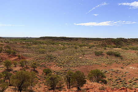 A view of an arid desert environment and spinifex at Lark Quarry near Opalton. Lark Quarry is a conservation area popular among visitors who come to see some 4000 fossilised dinosaur footprints known as one the few records of a dinosaur ‘stampede’.