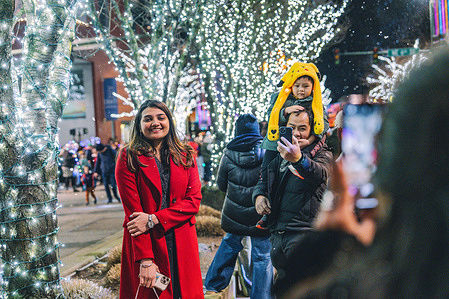 People seen taking pictures on the street to celebrate Christmas. Nearly a thousand people celebrated Christmas together in Bellevue. There was an event called the "Snowflake parade," the most prominent outdoor Christmas celebration in Seattle. Snowflake Lane has just begun its 22nd year at the Bellevue Collection, offering a unique experience for locals of all ages until Christmas. Participates in a 30-minute parade along Bellevue Way between Bellevue and Lincoln Squares and will enjoy falling snow, holiday music, toy drummers, dancers, and several holiday-themed characters. Bellevue Way Northeast and Northeast 6th Street will be closed within the two squares.