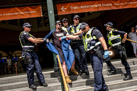 Victoria Police arrest Neil Erikson, a far right extremist at the Flinders Street Railway Station during the demonstration.
Thousands of people have hit the streets of Melbourne to protest against the national celebration of Australia Day. Known to Aboriginal people as “Invasion Day”, January 26 signifies the day on which Australia was officially colonised in 1788, and has been a national day of celebration and a public holiday since 1994.