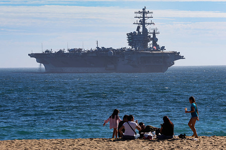People on the city's shore observe the US aircraft carrier USS Nimitz. The US aircraft carrier USS Nimitz is in Valparaíso for exercises with the Chilean Navy, in the city of Valparaíso.