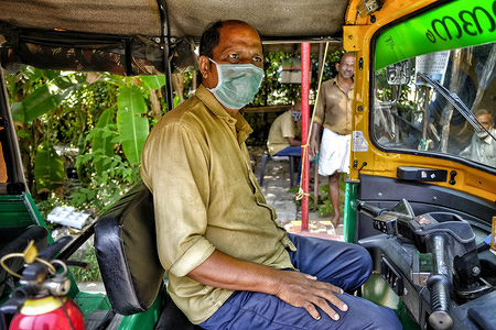 A tuk-tuk driver wears a face mask as a precaution against the spread of Coronavirus in Kochi.
With 298 confirmed coronavirus cases, India has already entered Phase 2 of transmission within the community. So far no drastic measures have been taken.