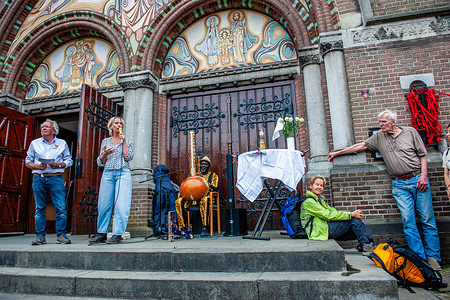 A woman from the city council is seen cheering the walkers. Around 250 walkers reached Nijmegen, stopping at the "Freedom Dove" and later at the "World Peace Flame", to reflect on the universal desire for peace and connectedness. The walk began in the first half of 2026, with various starting points throughout Europe, a journey across Europe to Al-Quds/Jerusalem, following the JERUSALEM WAY. Along the way, the participants reflected on the meaning of peace.