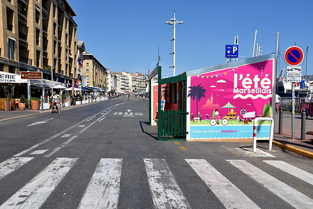 Quai du Port seen pedestrianized in Marseille.
For the second consecutive year, the city of Marseille is offering a "Marseille summer" from July 1 to August 31, 2021. For the occasion, Quai du Port is made a pedestrian area between the Ombrière and Fort Saint-Jean decorated with dozens of columns of flower-filled and vegetated spaces.