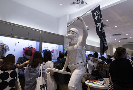 Customers queuing to pay at the Chickeeduck clothing store with pro-democracy Lady Liberty statue displayed.
The Chickeeduck clothing store in Tsuen Wan district of Hong Kong is displaying the statue of Lady Liberty in support of the pro-democracy movement in Hong Kong.