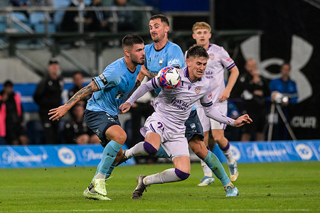 Alexandar Popovic (L) of Sydney FC and Sebastian Despotovski (R) of Perth Glory FC seen in action during the 2025/26 Isuzu UTE Men's A-League Round 25 match between Sydney FC and Perth Glory FC at the Allianz Stadium. Final score; Sydney FC 0:0 Perth Glory FC.