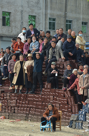 In Gaoyan Village farmers are seen watching a theatrical performance.
On the third day of the third month of the lunar calendar, It is the Shangsi festival of the Chinese nation. Folklore performances and local theater performances will be held in many places, attracting many people to watch.