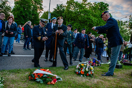 War veterans are taking photos of their wreaths. In Nijmegen, a silent procession took the streets to the "Keizer Traianusplein", where two monuments in remembrance of the victims of WWII stand. The official ceremony started with two minutes of silence, and wreaths were laid.