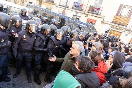 Tension seen between the police and the activists during the eviction.
Four families have had to leave their homes located at 11 Argumosa Street in Madrid because they couldn’t afford the rent that was increased by 300%. The National Police enforced the eviction orders despite the pressure exerted by activists who had gathered there.