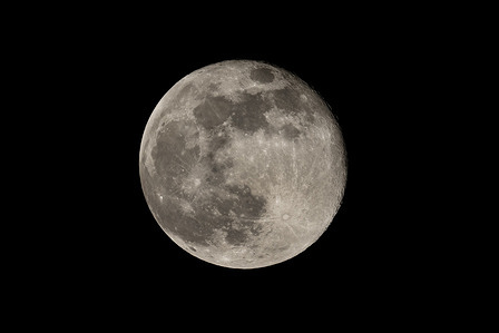 The moon seen rising in the skies of Lisbon. Mother Nature decided to display the final supermoon of the year, known as the Cold Supermoon. At its full phase and coinciding with its perigee, the satellite was located just 356,000 kilometers from Earth, appearing up to 14% larger and 30% brighter than a conventional full moon.