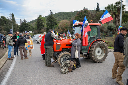 Protesters blocked traffic at the entrance to the Aubagne shopping center during the demonstration. French livestock farmers and agricultural producers oppose the total culling of animals in areas affected by lumpy skin disease (LSD). The health policy regarding LSD remains controversial. The strategy of eliminating both sick and healthy cattle within an infected herd has triggered a new agricultural crisis, led by the Rural Coordination and the Confederation of Farmers.