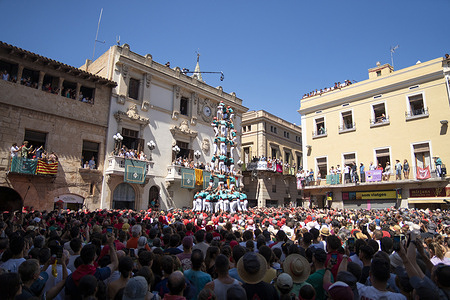 The host group of Vilafranca del Penedès, the Castellers de Vilafranca and current winners of the Castells competition, perform a human tower in the Plaça de la Vila. At the Castellera festival in Vilafranca del Penedès, every August 30th, impressive human towers —a UNESCO World Heritage— have been performed. Unfortunately, the Colla Jove of Tarragona suffered a serious fall, and some of the injured had to be taken to the hospital.