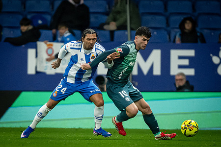 Carles Aleña (Alaves) and Dolan (RCD Espanyol) in action during a La Liga EA Sports match between RCD Espanyol and Deportivo Alaves at RCDE Stadium. Final Score: RCD Espanyol 1 - Deportivo Alaves 2.