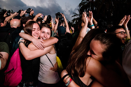 A group of young people jumping with joy to hear the Declaration of independence of Catalonia.
30,000 people have been able to follow by large screens located outside the Parliament for the Declaration of independence of Catalonia declared by Carles Puigdemon . But the joy of the present has lasted only for few seconds when President Puigdemon declared at the same time the suspension of this Declaration to begin a dialogue with the Spanish Government.