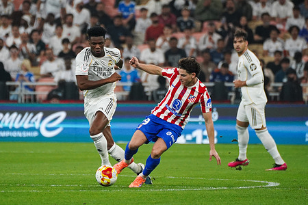Atletico Madrid's Julián Álvarez (C) seen in action with Real Madrid's Aurelien Tchouaméni (L) during the Spanish Super Cup semi-final match between Real Madrid and Atletico Madrid at King Abdullah Sports City. Final score Real Madrid 2 : 1 Atletico Madrid.