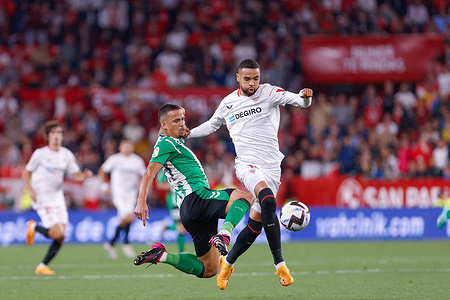 Youssef En-Nesyri (R) of Sevilla FC and German Pezzella (L) of Real Betis in action during the LaLiga Santander match between Sevilla FC and Real Betis at Ramon Sanchez-Pizjuan Stadium. Final Score; Sevilla FC 0:0 Real Betis.