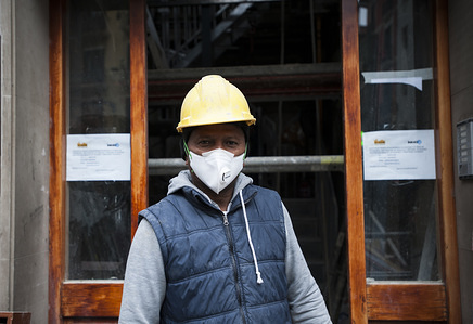 Wilson Ndiye 35, a construction worker, shows how his work equipment has been considerably modified, during the quarantine.
Days after the president of the government of Spain, Pedro Sanchez decreed the confinement of all citizens to their homes, the quarantine continues in Spain. Citizens can only leave their homes to work, go shopping, go to the pharmacy or walk the dog.