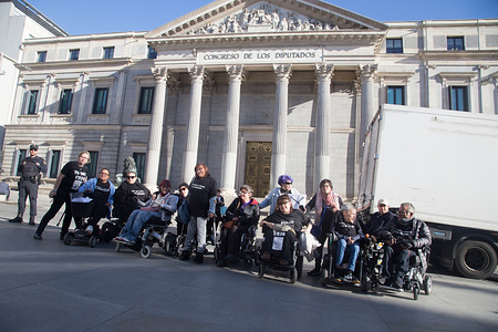Group of people with polio and affected by the post-polio syndrome are seen posing for the camera with the Congress of Deputies behind during the protest.
Between the years 1950 and 1964, polio died in Spain hundreds of people, whose vaccine did not arrive in Spain until 1963, 10 years after it was invented in the United States today on World Polio Day have demonstrated in front of Congress demanding for justice and recognition, asking specialized doctors accessibility and the recognition of post-polio syndrome as a disease since the virus becomes active again. They have publicly presented a judicial complaint in Argentina for the damages caused.