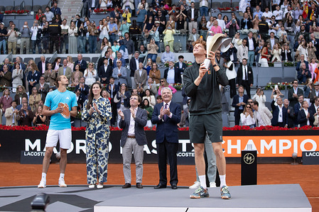 Italian tennis player Jannik Sinner celebrates his Mutua Madrid Open title. Italian Jannik Sinner has won the Mutua Madrid Open tennis tournament, defeating German Alexander Zverev 6-1, 6-2 in the final of the Madrid Masters 1000 event, held at the Manolo Santana Stadium in the Caja Mágica.