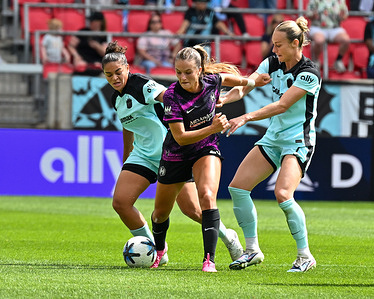 Jess Carter (27) of Gotham FC, Kate Faasse (23) of Houston Dash and Jaelin Howell (7) of Gotham FC seen in action during a NWSL regular season match at Sports Illustrated Stadium. Final Score Gotham FC 1- 0 Houston Dash