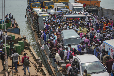 Crowds of people on the ferry during the covid 19 pandemic.
Migrant workers and their families arrive at the Mawa Ferry Ghat as they are heading to Dhaka after government has eased restriction on garment factories and some other sectors amid the coronavirus disease (COVID-19) outbreak.