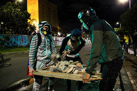 A group of protesters from the first line recollecting bricks during the demonstration.
Plaza de Los Heroes (Heroes square) in Bogota, was one of the 40 points of demonstration during the 19M national strike. A total of fifteen thousand people took part in the strike, on the 22nd day of protest. 
The protests in different parts of the country began to oppose tax reform. Police have responded with extreme violence, and the demands have multiplied as the economic crisis sharpen.