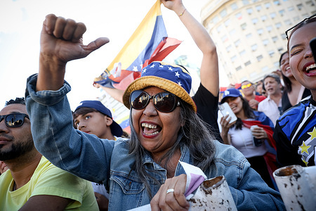 Venezuelan citizens celebrate the capture of Nicolas Maduro at Obelisco.