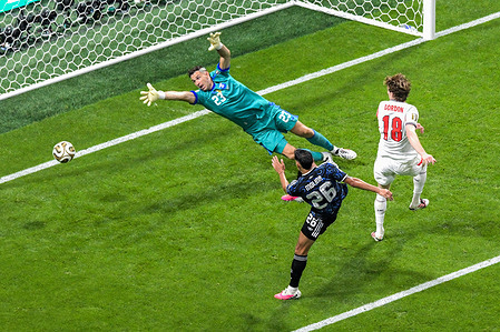 Emiliano Martinez, Nabuel Molina of Argentina and Anthony Gordon of England seen in action during the FIFA World Cup 2026 semi final match between England and Argentina at the Atlanta Stadium. Final score; England 1:2 Argentina.