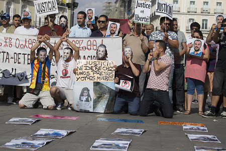 Demonstrators with handcuffs and face masks are seen during the protest.
Protest against a sentence of 20 years imprisonment to the rifan leaders in Morocco. The Rifans fought against Spanish and French colonialism, and when independence came, the Alawi monarchy excluded the Rifans from administration, health, education and work. That is why in 2016 the Popular Movement, rifan started protests in the Rif area.