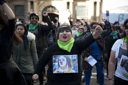 Women performing during the protest.
Demonstration for women’s rights with a performance in repudiation of the events that took place in Chile that involved the abuse of women by the Chilean Government.