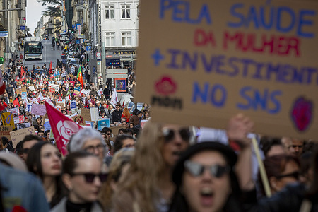 A large crowd fills the streets of Porto carrying signs calling for investment in women’s health on International Women’s Day.
