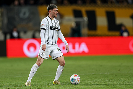 Felix Keidel of SV Elversberg seen in action during the Bundesliga 2025/2026 match between SG Dynamo Dresden and SV Elversberg at Rudolf-Harbig-Stadion Dresden. Final score; SG Dynamo Dresden 1: 2 SV Elversberg.