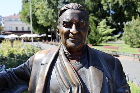 Monument to Soviet pop singer Leonid Utesov seen on Deribasovskaya Street. Unknown persons poured red paint on the monument to Leonid Utesov on Deribasovskaya Street. They expressed their dissatisfaction with the presence of a monument to the Soviet pop singer in the center of a Ukrainian city.