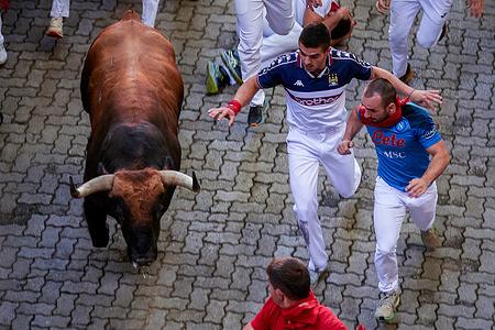 Several runners ran in front of the bulls' horns during the third bull run of the San Fermín 2025 festival.