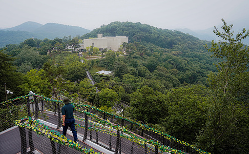 A view of an exhibition hall seen from the Jogang Observatory. Aegibong Peace Ecological Park in Gimpo, South Korea, is a symbolic site of peace located just 1.4 kilometers from North Korea, offering views from the Jogang Observatory and its newly opened 30-seat Starbucks café. Once a fiercely contested battlefield during the Korean War, the park has become a place where displaced people come to look toward their hometowns in the North. The original observatory, built in 1978, was recently rebuilt as the Jogang Observatory, reinforcing the park’s role as a space for reflection, remembrance, and hope for reunification.