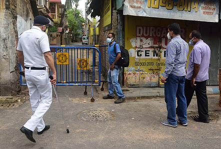 Police personnel both in uniform and civil speak to a passerby during the lockdown.
Coronavirus has affected a huge number of people in Kolkata daily, so to curb the spread of coronavirus pandemic the government has identified some areas with high number of cases and imposed complete lockdown for 7 days in this selected containment areas in Kolkata where no one can go out or go in Police personnel will provide essential items to the residents.