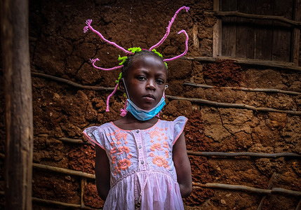 Stacy Ayuma uses her hair style braids to create awareness and sensation on Coronavirus (COVID-19).
Little girls from Kenya are using their hairstyles to spread awareness and sensitivity to the people of Kibera to take safety measures to avoid the spread of the Corona Virus. These Little Girls 12-Year-old Stacy Ayuma and her 13-year-old friend Martha Apisa have been decorating their hair each time to make sure that the people around them know that there is a deadly enemy assuming the whole world and spares no one.