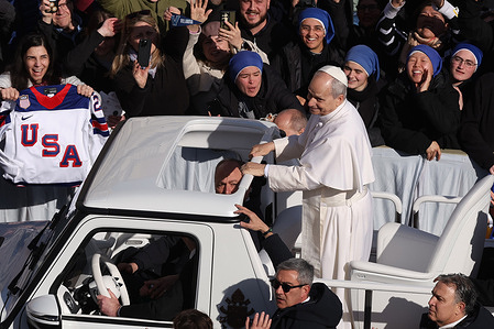 The Pope arrives in the popemobile for a tour of the square to greet the faithful from around the world. A believer throws a book at the pontiff who falls into the popemobile. At the general audience at St. Peter's Square, Leo XIV continues his series on the documents of the Second Vatican Council with the first catechesis dedicated to the Constitution "Lumen Gentium." The Church, the Pontiff affirms, is God's instrument for uniting people to himself and to one another: "The condition of humanity is a fragmentation that human beings are incapable of repairing. In this condition, the action of Jesus Christ comes into play, conquering the forces of division."
