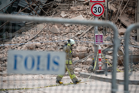 Firefighters were seen passing near the collapsed building in Karakoy. The empty historical building in Karakoy collapsed due to lack of maintenance. Tram services on Kemeralti Street, where there is tram and vehicle traffic, were canceled for security reasons. Police took security measures in the surrounding area.