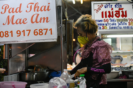 Food vendor wearing a face mask as a preventive measure, during the corona virus pandemic.
Following the increase in the number of people infected with the Covid-19 virus in Thailand, the public is responding more to the alert of wearing masks as a protective measure.
Thailand's Health Ministry recorded a total of 2067 infections, 20 death and 612 recovered since the beginning of the outbreak.