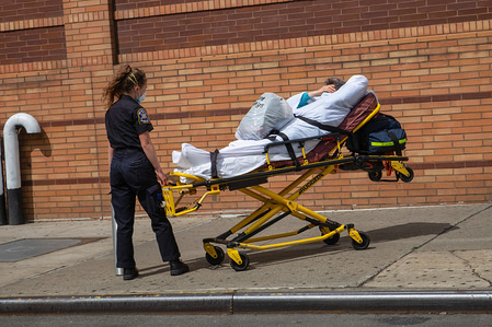 A coronavirus patient being discharged from a hospital in Brooklyn.
According to the information given by the Governor Andrew Cuomo it would appear that New York state has begun to “flatten the curve” with a decrease in hospitalizations and new infections of Coronavirus (Covid-19).