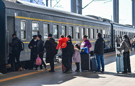 Passengers carry suitcases, ready to take the train from their hometown to the city where they work. At the beginning of the holiday, people return to their hometowns to celebrate the Spring Festival with their families. The Chinese New Year holiday is coming to an end, and people are leaving their hometowns to return to the cities where they work, which is putting some pressure on China's transport systems.