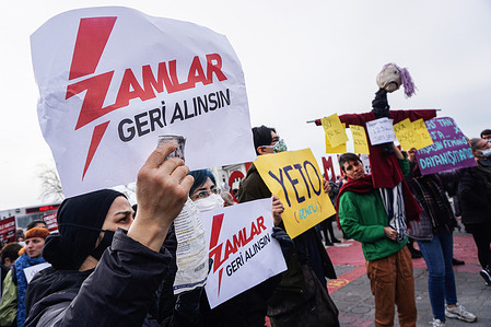 Protesters hold placards during the demonstration.
Economic problems in Turkey have been exacerbated by the hikes in living costs. Protesters gathered to protest against the rise in electricity and natural gas prices.