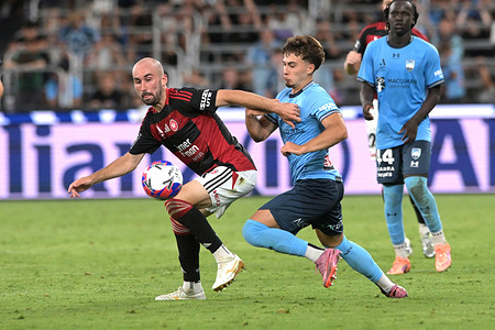 Angus Charles Thurgate (L) of Western Sydney Wanderers FC and Tiago Quintal (R) of Sydney FC seen in action during the 2025/26 Isuzu UTE A-League Men Round 15 match between Sydney FC and Western Sydney Wanderers FC at Allianz Stadium. Final score; Sydney FC 4:1 Western Sydney Wanderers.