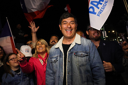 The Party of the People (PDG)'s presidential candidate, Franco Parisi, arrives at his campaign closing event among his supporters. Presidential candidate Franco Parisi holds his closing campaign rally before hundreds of supporters in Viña del Mar ahead of Chile’s general elections on November 16, 2025, when voters will elect the President of Chile.