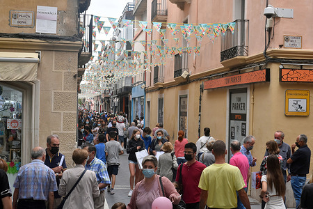 Nova street seen decorated and with lots of people during Shopping Day.
The city of Vendrell in Spain celebrates the "Shopping Day" promoted by the Vendrell Trade Association (CIT) and the economic promotion section of the Vendrell Town Hall. The streets are decorated with flowers and there are musical performances to encourage commerce. The city is to begin the economic recovery of trade due to Covid -19.
