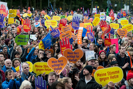 Participants of the Demonstration hold signs in the air during the initial rally. Several thousand people demonstrate against hatred and right-wing agitation and the entry of the right populist party AfD into the German Bundestag.

 Foto: Markus Heine

------------------------------

Veröffentlichung nur mit Fotografennennung, sowie gegen Honorar und Belegexemplar.

Bankverbindung:
IBAN: DE65660908000004437497
BIC CODE: GENODE61BBB
Badische Beamten Bank Karlsruhe

USt-IdNr: DE291853306

Please note:
All rights reserved! Don't publish without copyright!

Stand: 10.2017

------------------------------