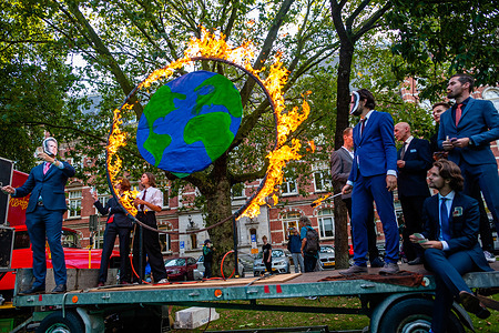 Activists dressed like politicians are seen setting fire on a circle representing mother Earth during the demonstration.
This Friday, tens of thousands of kids in more than 60 countries went on strike to demand climate change action. #FridaysForFuture is a movement that began in August 2018, after a 15 year old Greta Thunberg sat in front of the Swedish parliament every school day for three weeks, to protest against the lack of action on the climate crisis. In Utrecht, not just students, but teachers, climate activists, from the whole country protested for better climate policies and to stop the destruction of the lands of MAPA (Most Affected Peoples and Areas).